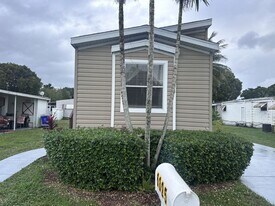 6325 NW 28th Ln in Margate, FL - Building Photo