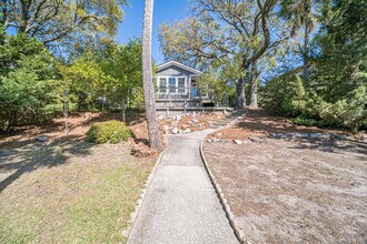 208 E Cooper Ave in Folly Beach, SC - Foto de edificio - Building Photo