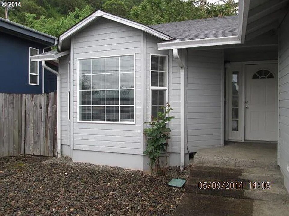 1095 W Brown Ave, Unit 1093 in Roseburg, OR - Building Photo