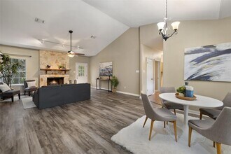 1301 S Quinlan Park Rd in Austin, TX - Foto de edificio - Building Photo