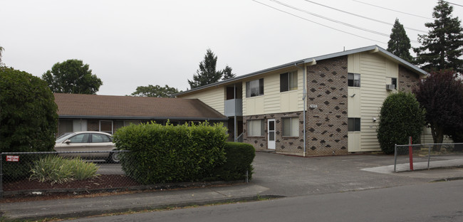 4514 SE 83rd Ave in Portland, OR - Foto de edificio - Building Photo