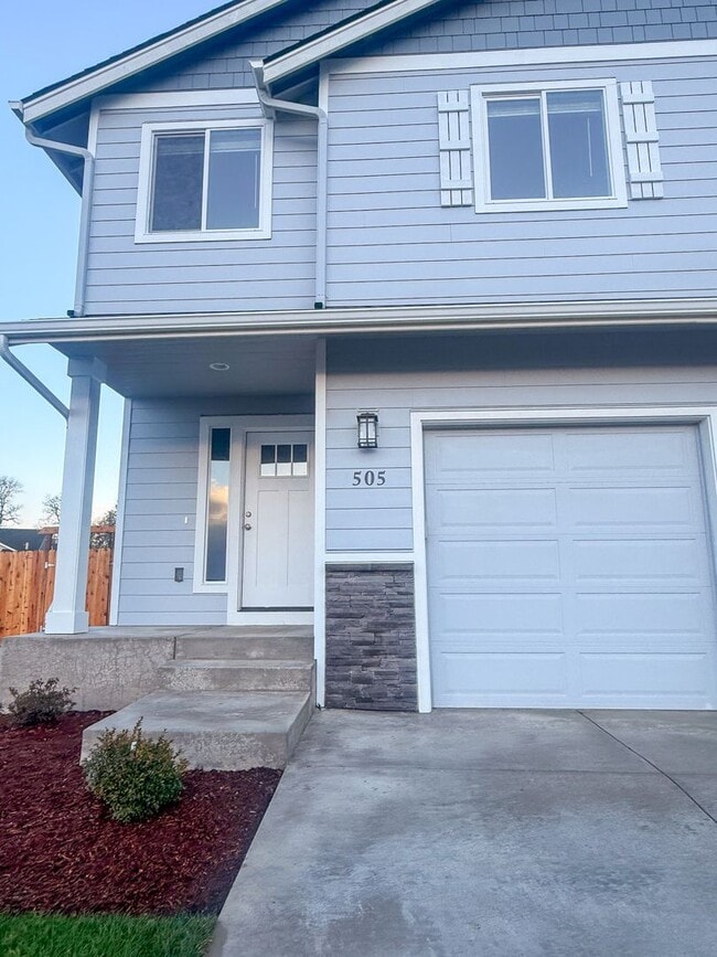 505-507 NW Hillcrest Dr in Dallas, OR - Building Photo - Building Photo