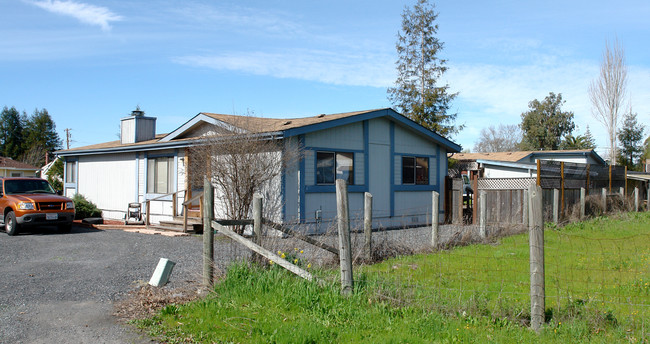 961-963 Rose Meadow Ct in Santa Rosa, CA - Building Photo - Building Photo