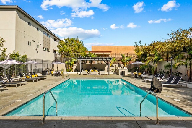 LuxLiv Apartments in Riverside, CA - Foto de edificio - Building Photo