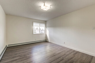 Primrose Lane Apartments in Edmonton, AB - Building Photo - Building Photo