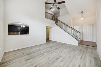 2124 Nestlewood Dr in Austin, TX - Foto de edificio - Building Photo