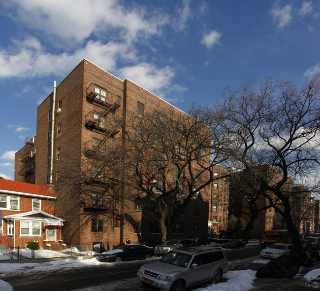 61-41 Saunders St in Rego Park, NY - Building Photo - Building Photo