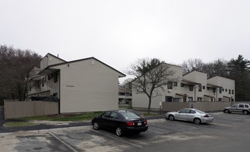 Presidential Courts in Stoughton, MA - Foto de edificio - Building Photo