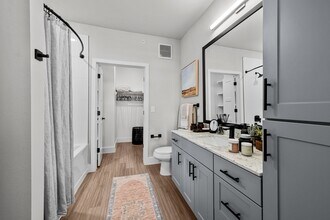 Lenox Grand in Austin, TX - Foto de edificio - Building Photo