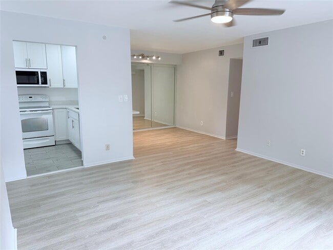 117 Gardens Dr, Unit 201 in Pompano Beach, FL - Building Photo - Building Photo