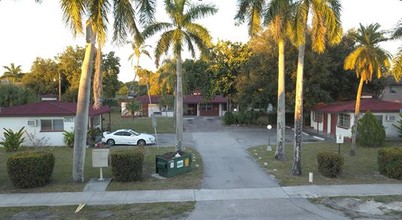 Grand Apartments in Ft. Myers, FL - Building Photo - Building Photo