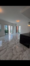213 NE 27th St, Unit C3 in Miami, FL - Foto de edificio - Building Photo
