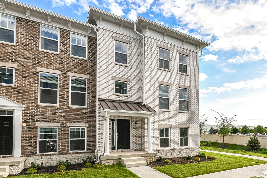 9312 Clarendon Dr in Fishers, IN - Building Photo