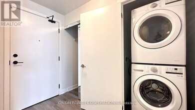 430-3430 Square One Dr in Mississauga, ON - Building Photo - Building Photo