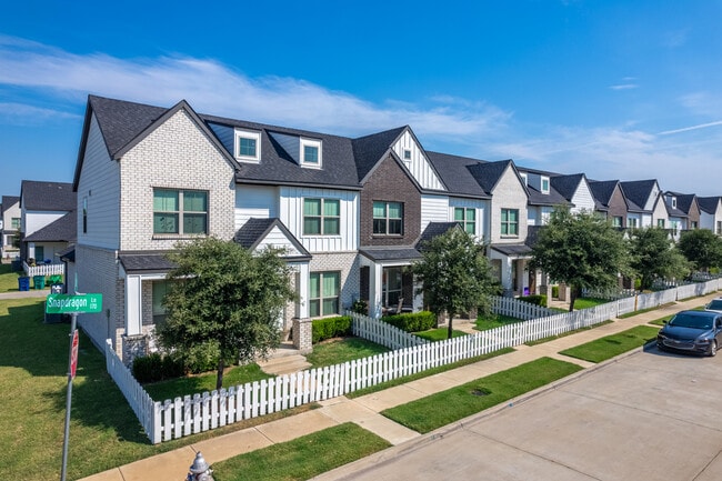 Townhomes at Bluebonnet Trails in Waxahachie, TX - Foto de edificio - Building Photo
