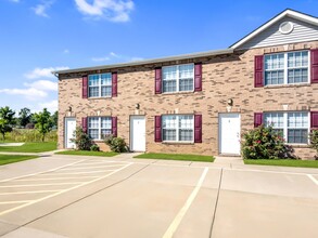 Up Towne Apartments in Lebanon, IL - Building Photo - Building Photo