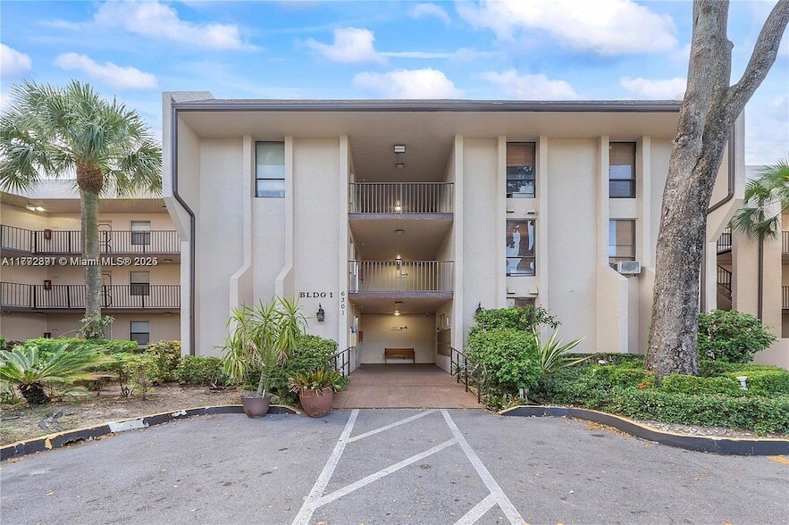 6301 N University Dr, Unit 119 in Tamarac, FL - Building Photo