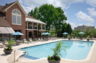 The Overlook at St. Thomas in Louisville, KY - Building Photo