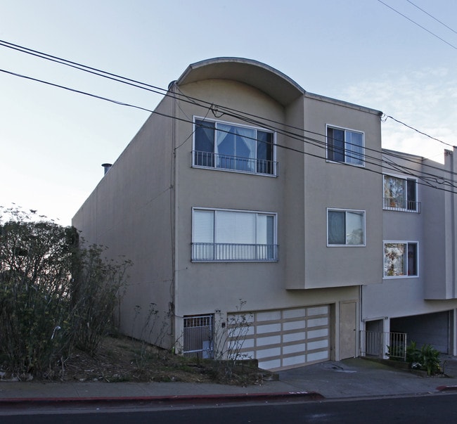 84 Edgewood Ct in Daly City, CA - Building Photo - Building Photo