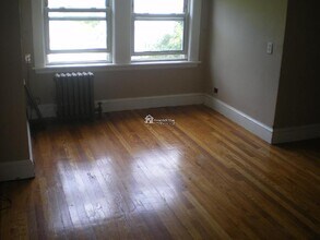 61 Putnam St, Unit 2T in Somerville, MA - Building Photo - Building Photo