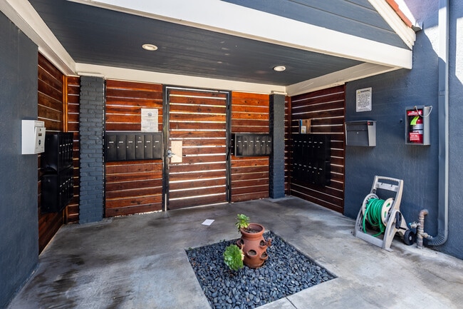 1821 5th St. in Long Beach, CA - Foto de edificio - Building Photo