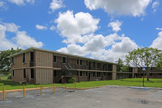 Homestead Gardens in Homestead, FL - Building Photo - Building Photo