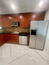 403 Lakeview Dr in Weston, FL - Building Photo - Building Photo