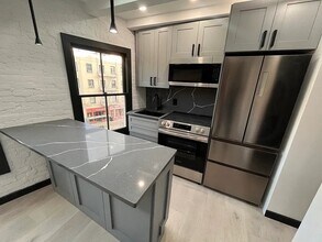 564 Hudson St, Unit PHN in New York, NY - Foto de edificio - Building Photo