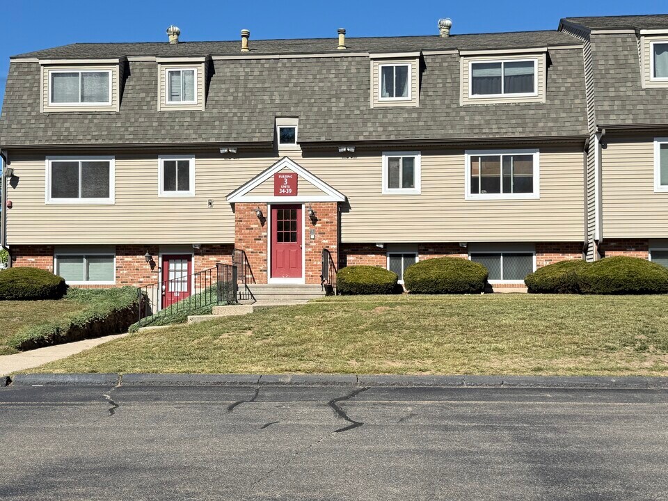 38 Evergreene Rd in Wallingford, CT - Building Photo