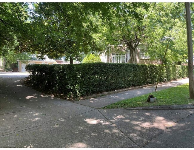 property at 806 Briarcliff Rd NE