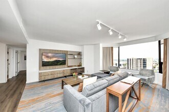 1300 Lamar St in Houston, TX - Building Photo - Building Photo