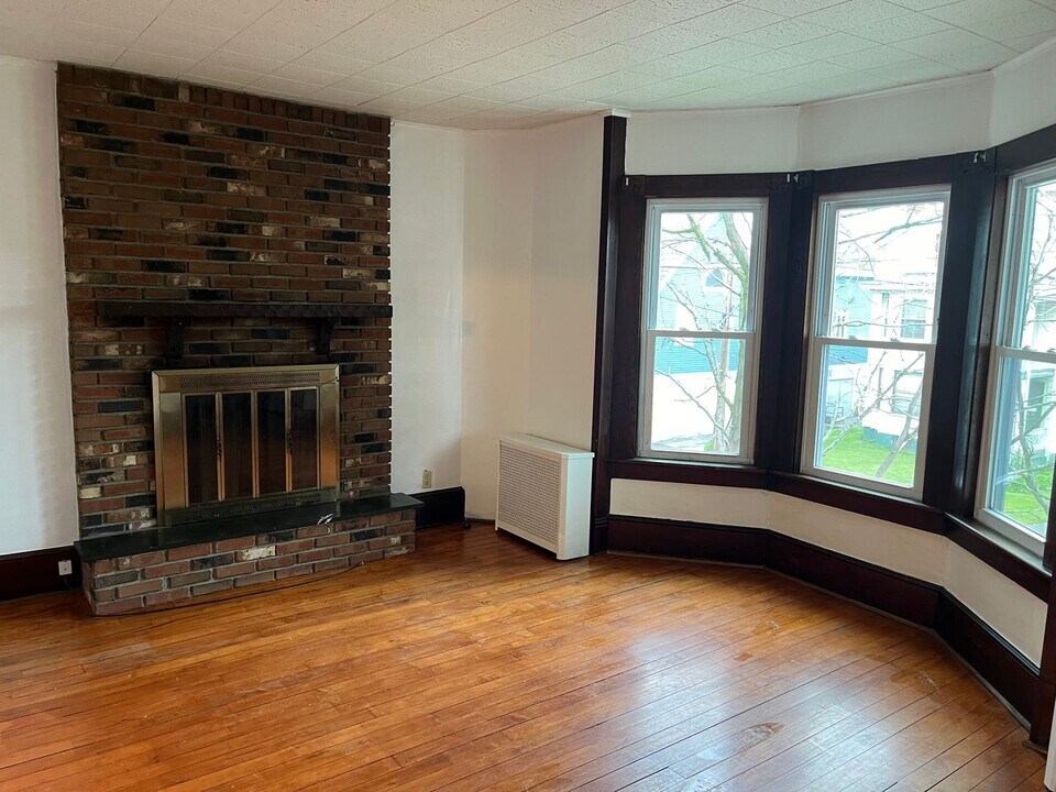 22 Raymond Ave in Arlington, NY - Building Photo