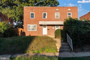 8604 Chestnut Oak Rd in Parkville, MD - Building Photo
