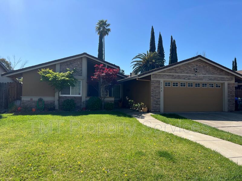8704 Montiflora Ct in Elk Grove, CA - Building Photo