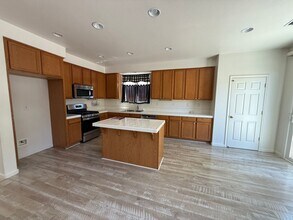 2463 Pheasant Hollow Dr in West Sacramento, CA - Building Photo - Building Photo