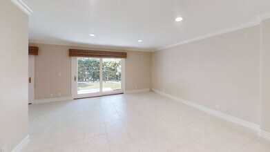 2607 Vista Ornada in Newport Beach, CA - Foto de edificio - Building Photo