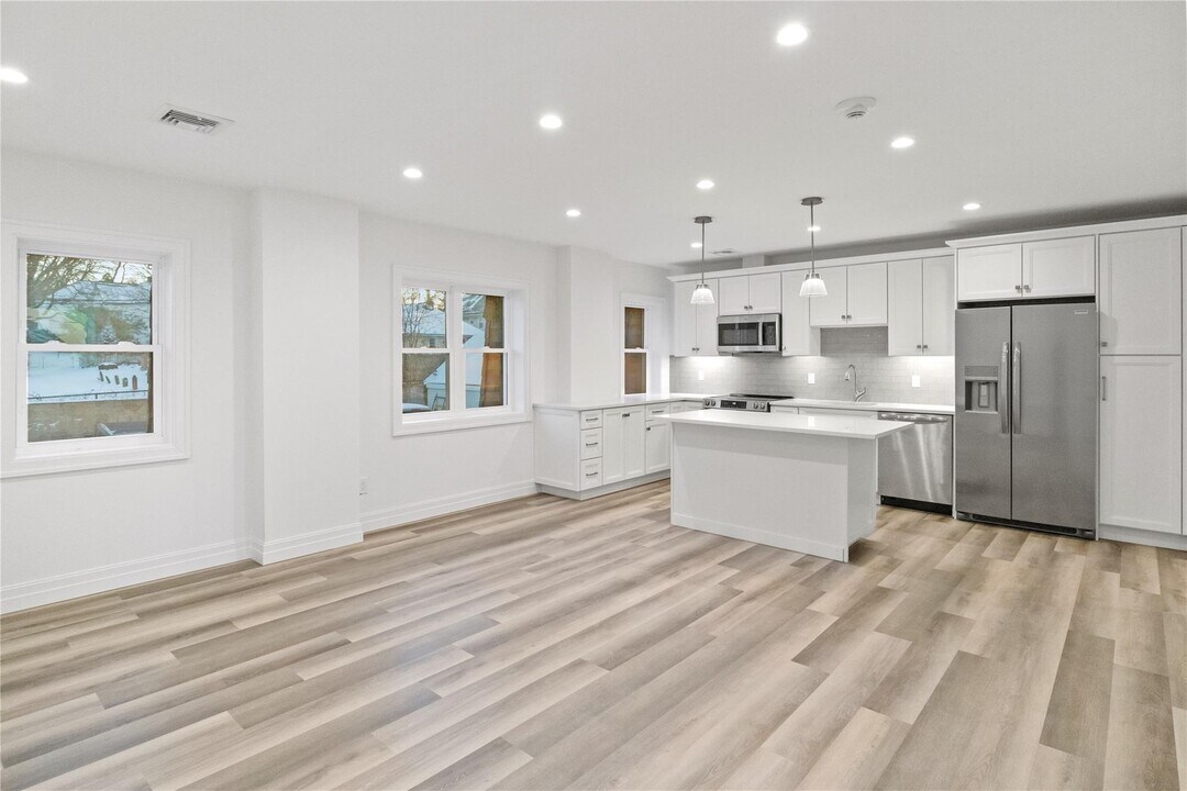 71 W Main St-Unit -2A in Oyster Bay, NY - Building Photo