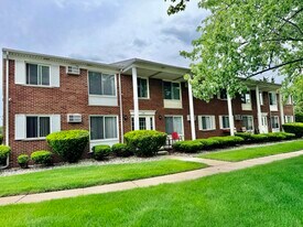 1701 Charlton Rd in Trenton, MI - Building Photo