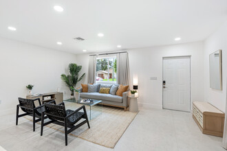 817 NW 7th Ave in Hallandale Beach, FL - Building Photo - Interior Photo