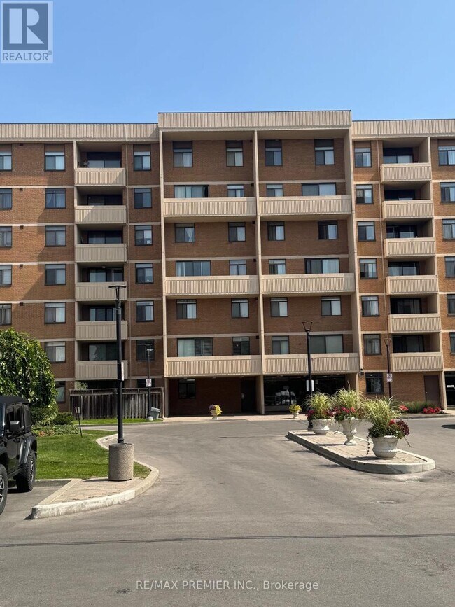 2645 Jane St in Toronto, ON - Building Photo - Building Photo