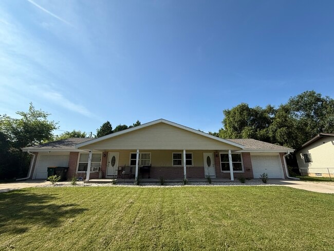 211 E Paradise Dr, Unit 211 in West Bend, WI - Foto de edificio - Building Photo