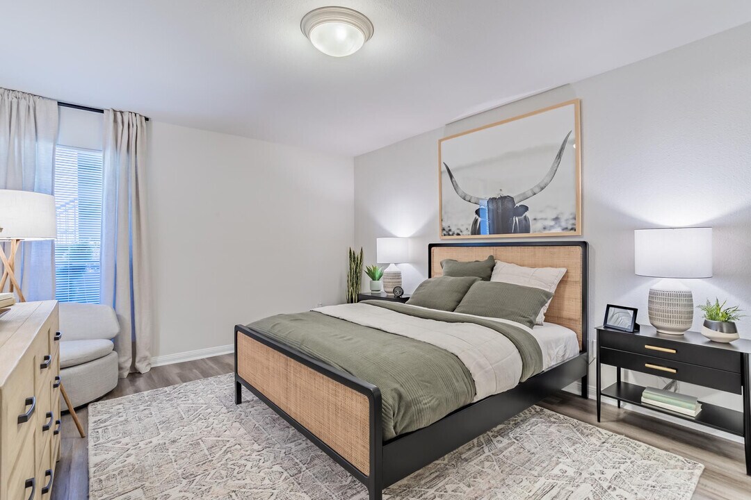 Pavilion Place in Houston, TX - Building Photo