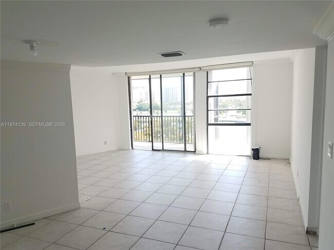 3475 N Country Club Dr, Unit 805 in Aventura, FL - Building Photo - Building Photo