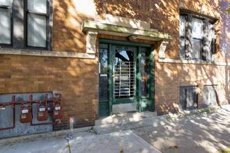 3055 E 79th Pl in Chicago, IL - Foto de edificio - Building Photo