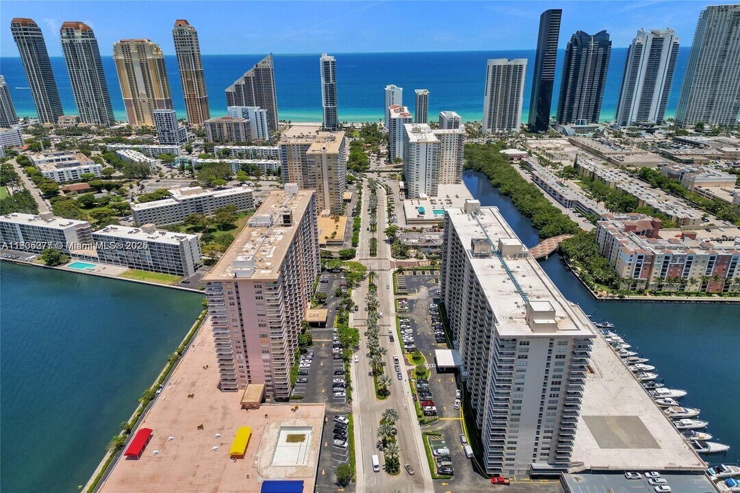 251 174th St in Sunny Isles Beach, FL - Building Photo