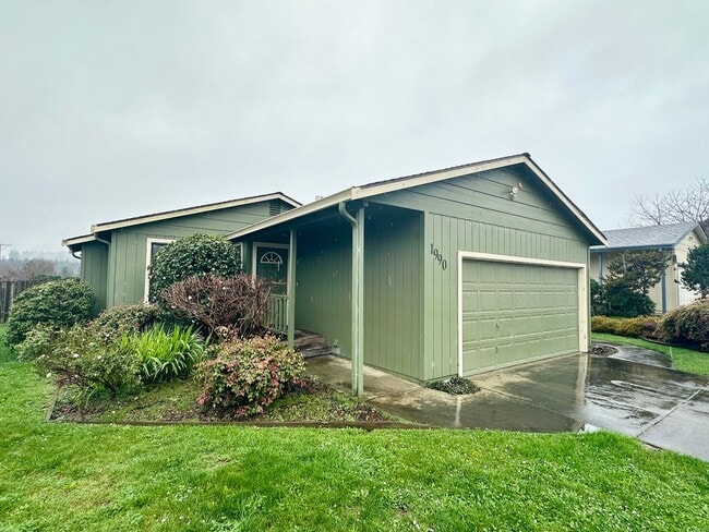 property at 1990 Sycamore Ct