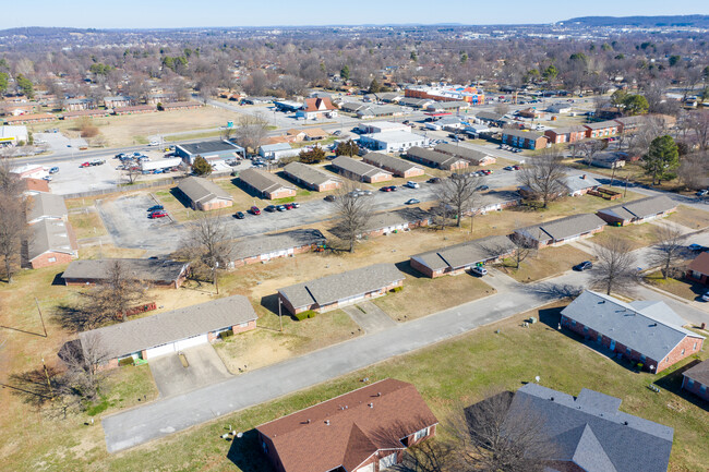 400 N Campbell Dr in Springdale, AR - Building Photo - Building Photo