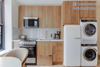 82 Washington Pl in New York, NY - Building Photo - Building Photo