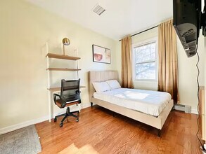 25-15 39th Ave in Queens, NY - Foto de edificio - Building Photo