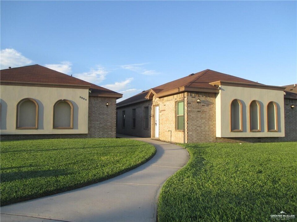 3004 E Diamondhead Ave in Alton, TX - Building Photo